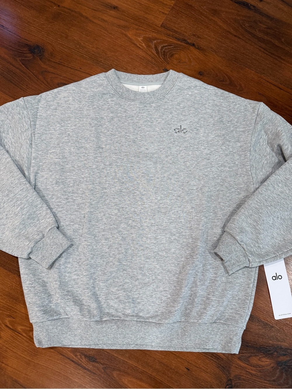 NWT Alo Yoga Accolade Crew Neck Pullover in Athletic Heather Grey, Size M - Picture 2 of 9